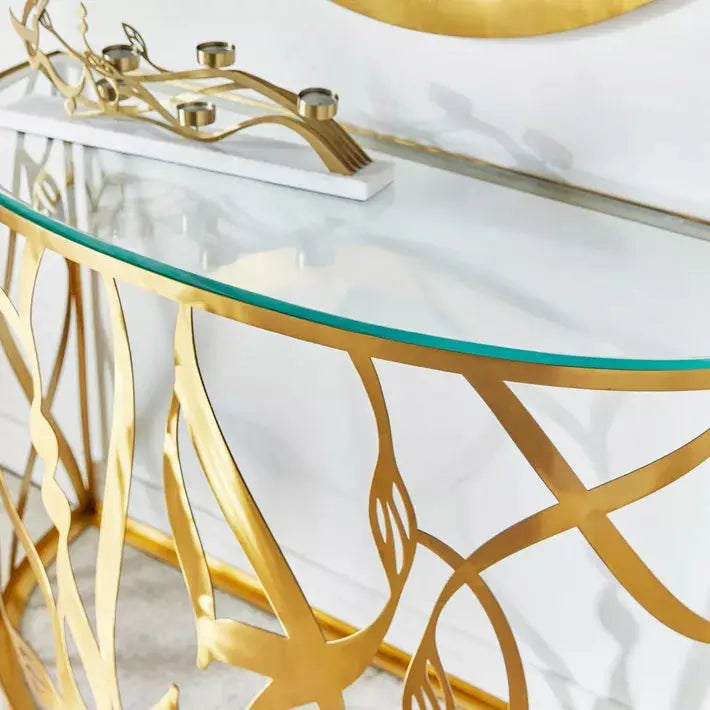 Kashida collaborates with Home Centre during Ramadan on an exclusive collection to bring modern beautiful Islamic homeware and furniture to Home Centre stores across the region