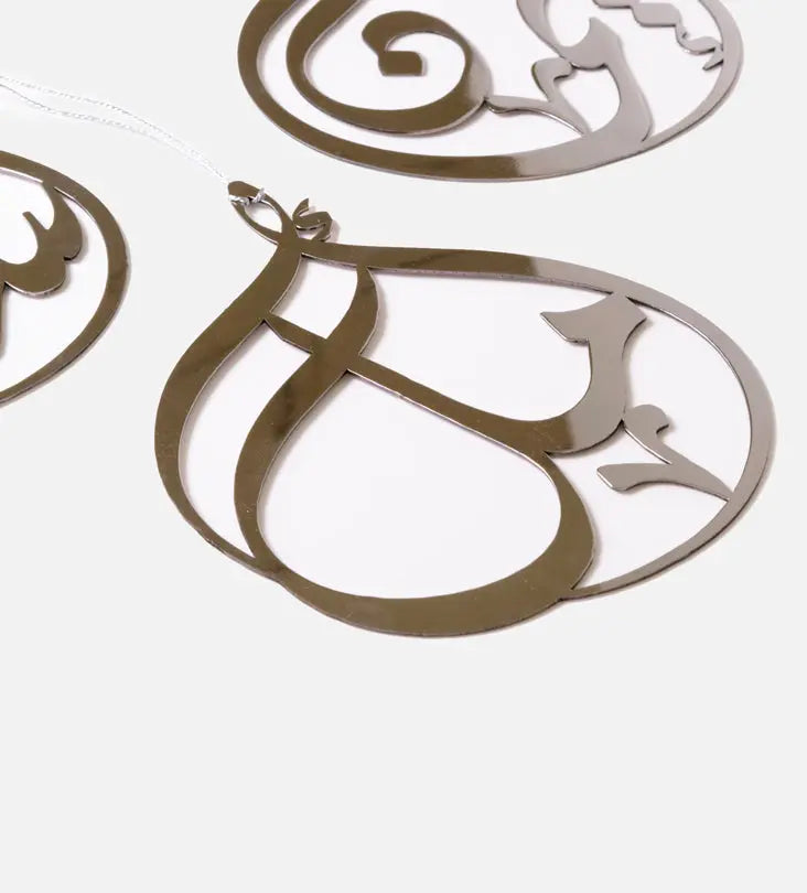 Kashida design's original custom-made metal christmas tree ornaments with personalised names in Arabic calligraphy