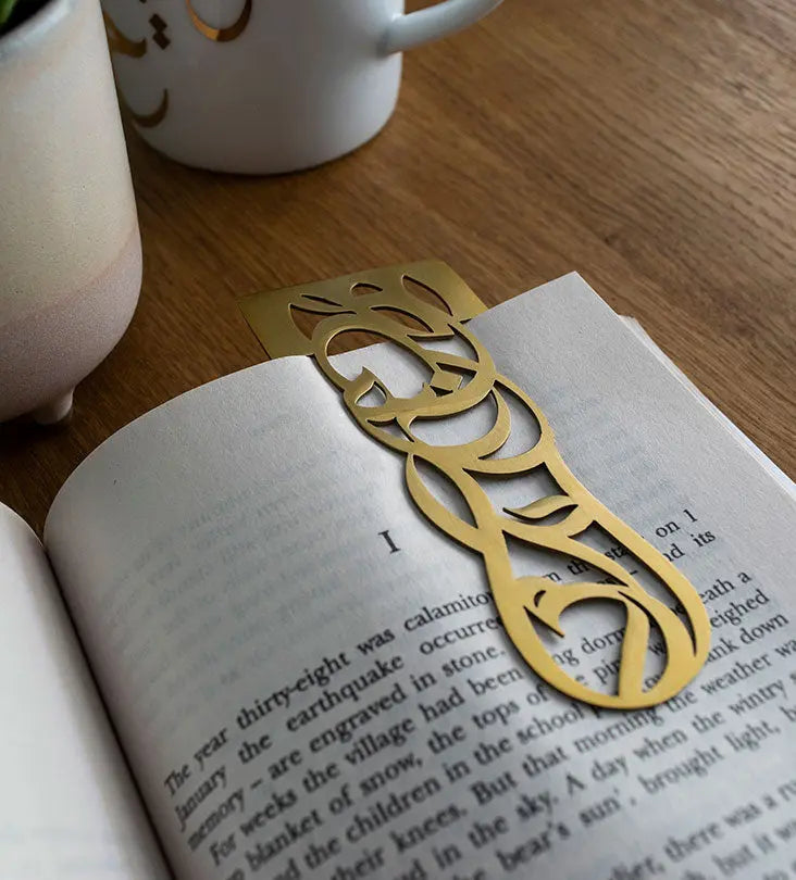 Set of two elegant bookmarks with Arabic graffiti etchings 