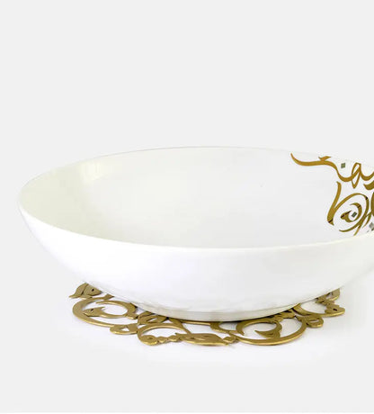 Elegantly etched round trivet with Arabic graffiti letters